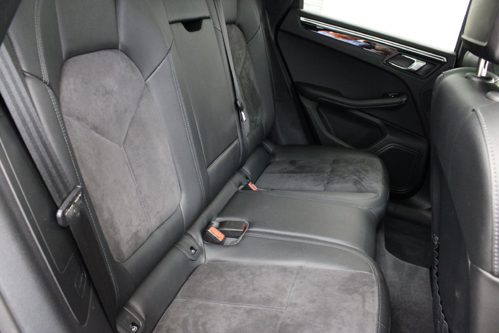 Used 2018 Porsche Macan AWD/4WD image 28