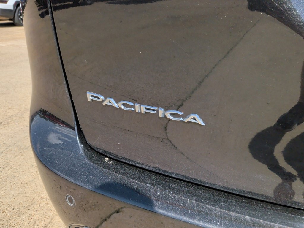 Used 2023 Chrysler Pacifica Touring-L FWD image 40