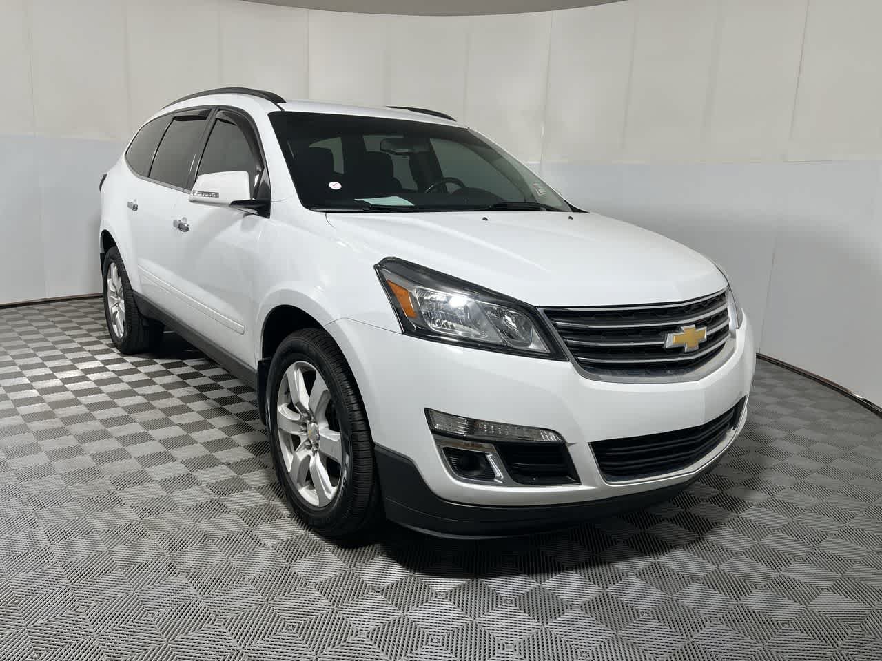 Used 2017 Chevrolet Traverse LT w/ Style and Technology Package FWD image 2