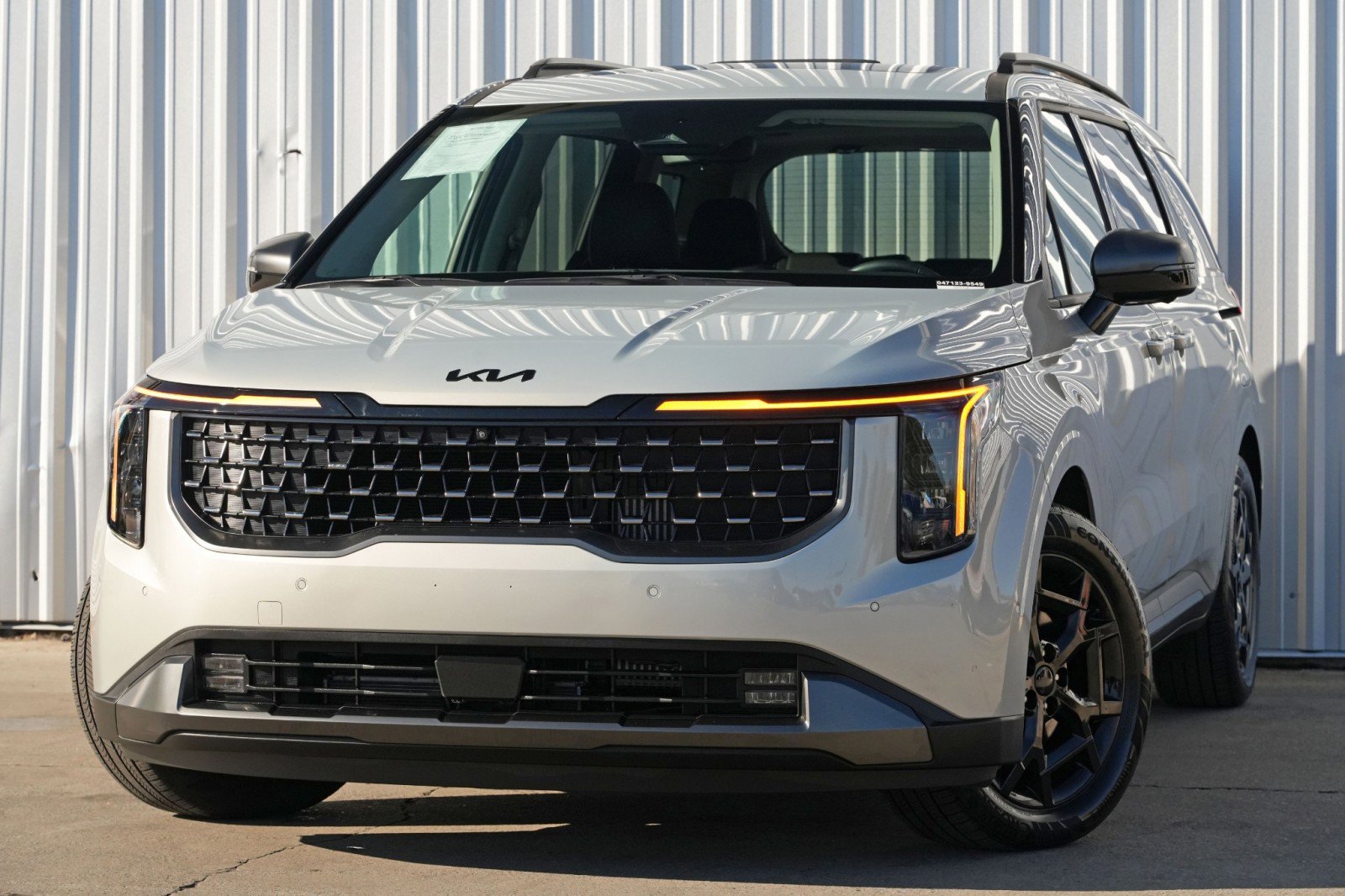 Used 2025 Kia Carnival SX w/ SX Dark Edition Package image 3