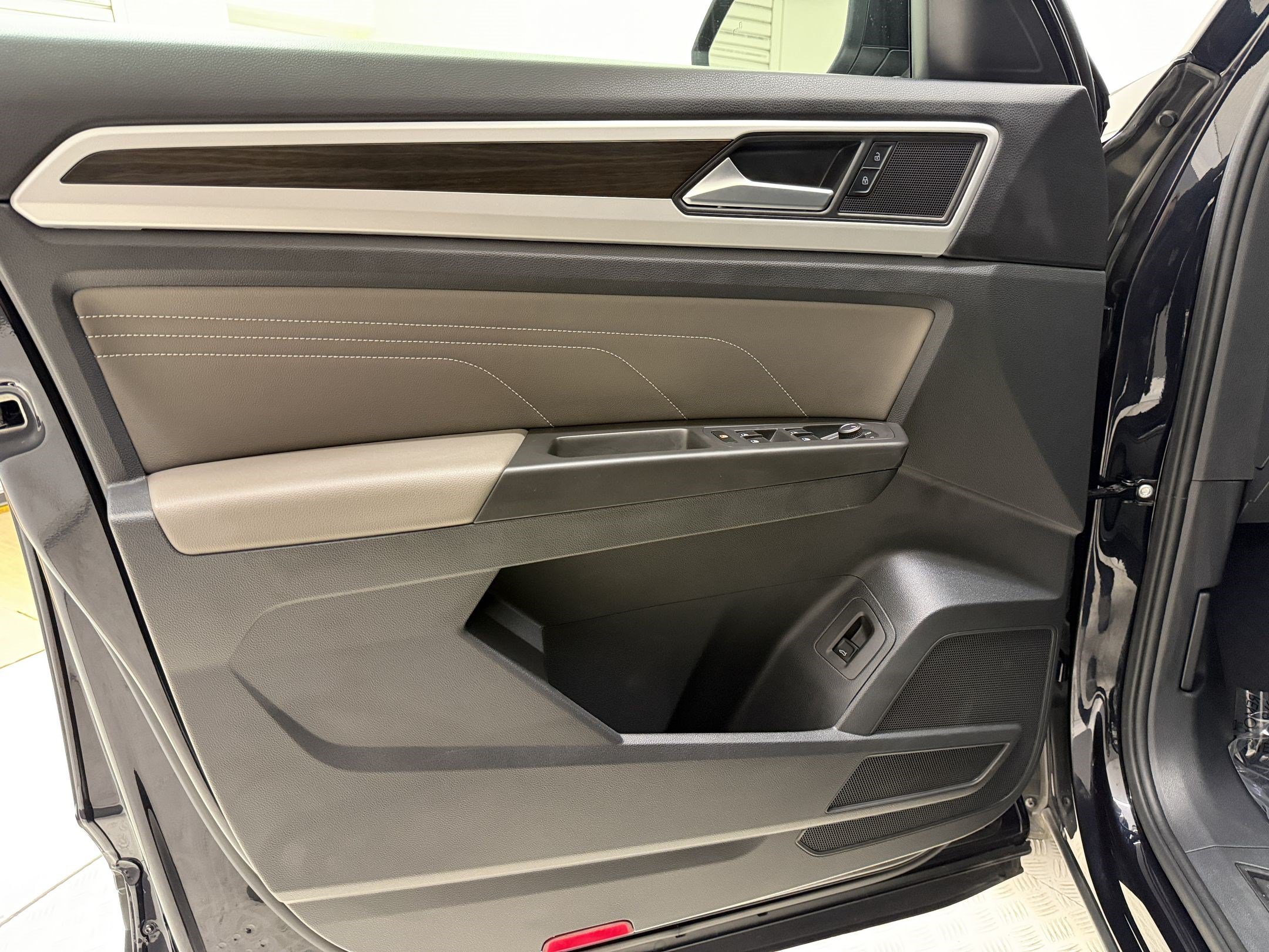 Used 2023 Volkswagen Atlas SE w/ Panoramic Sunroof Package AWD/4WD image 14