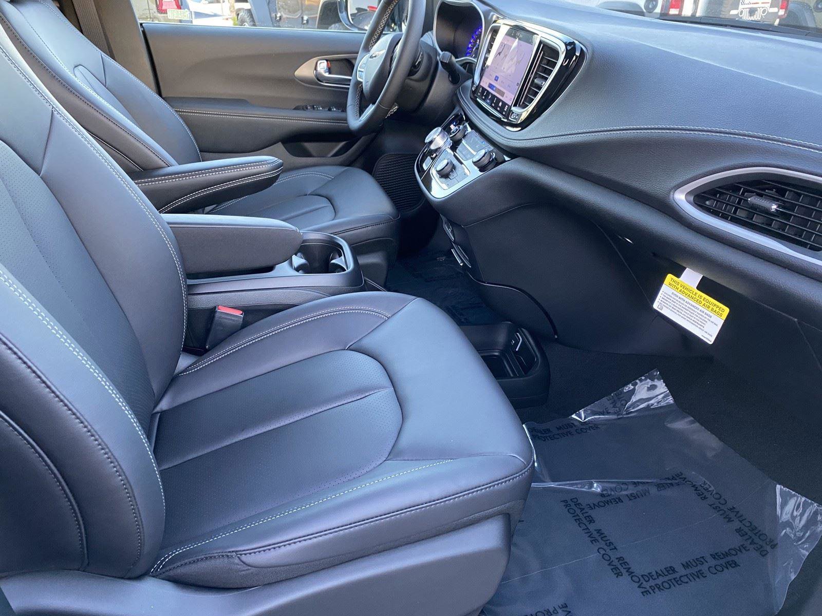 New 2026 Chrysler Pacifica Select FWD image 8