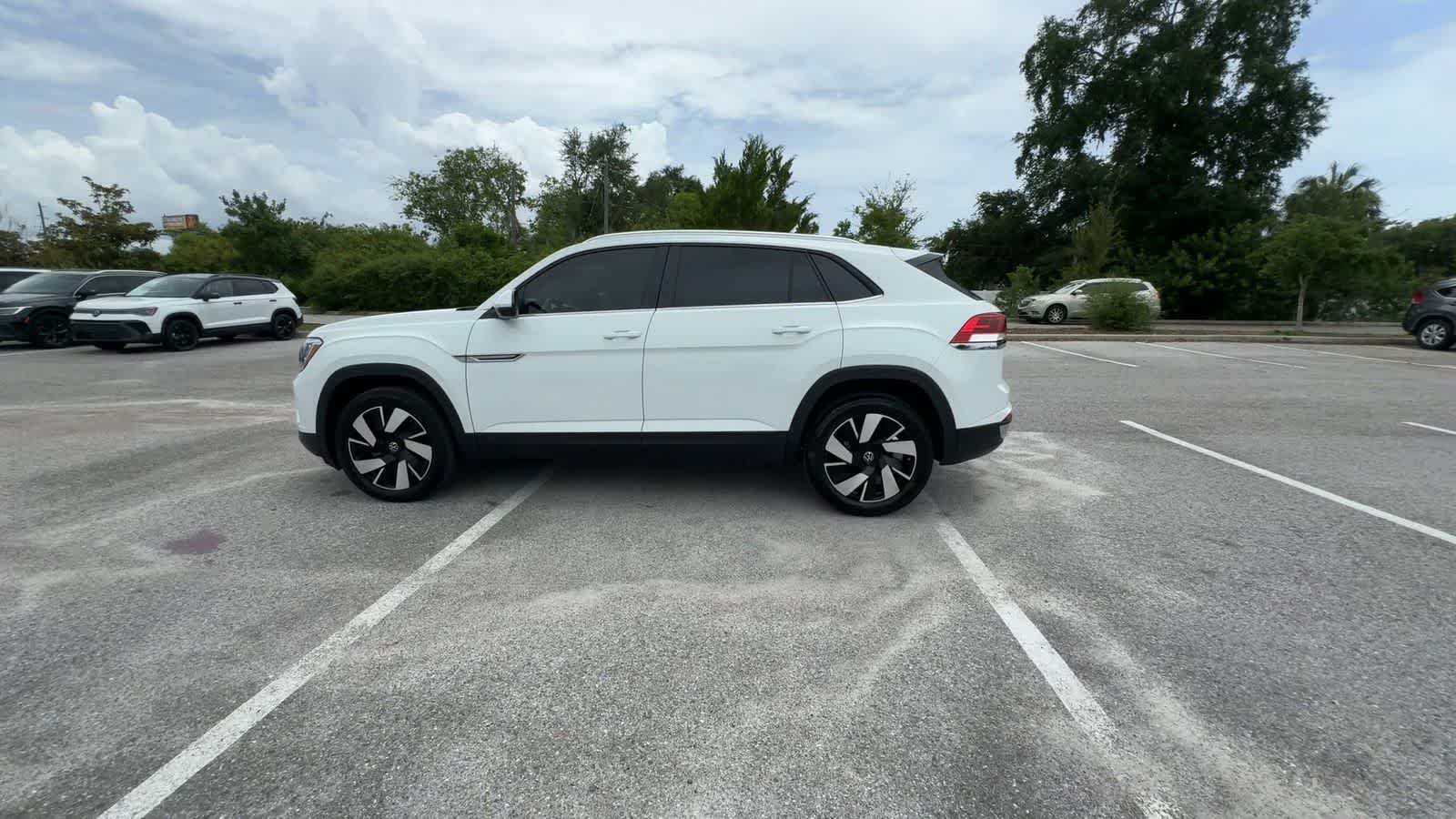 Certified 2024 Volkswagen Atlas Cross Sport SE FWD image 5