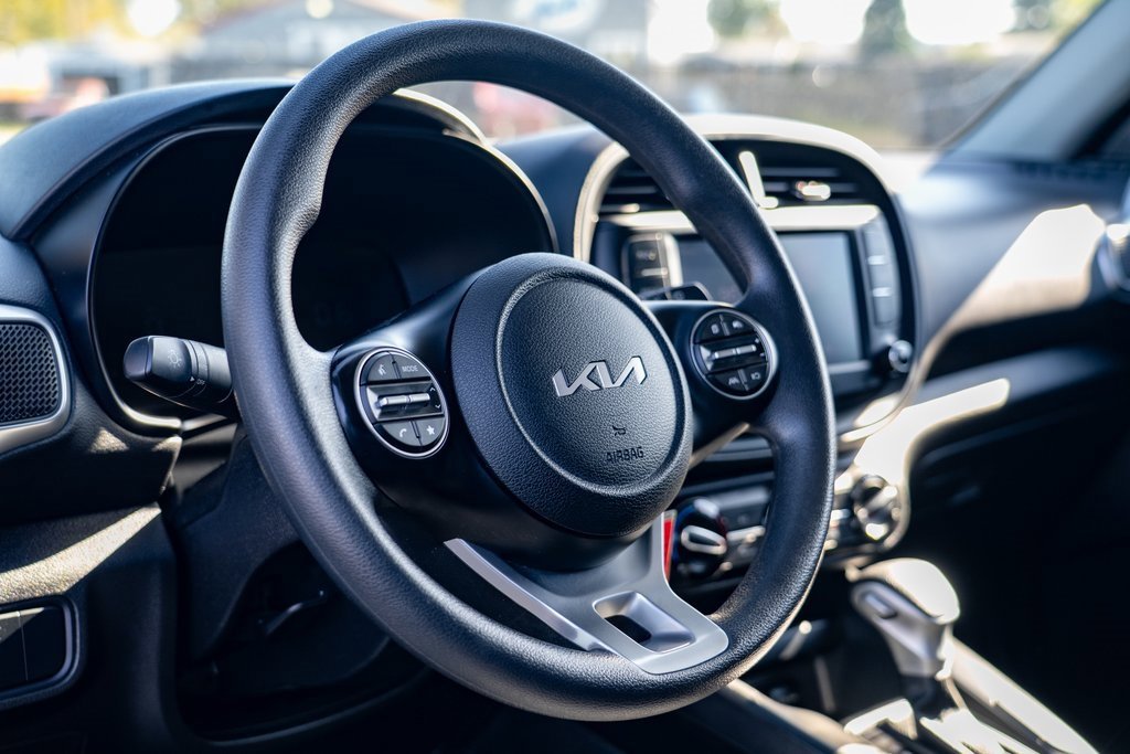 Used 2023 Kia Soul LX w/ LX Technology Package image 13