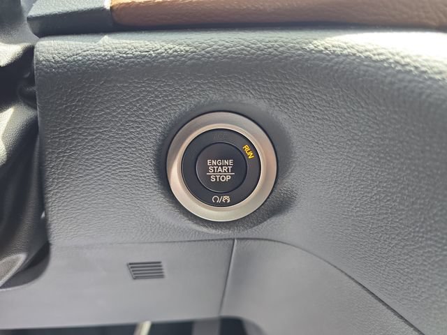 Used 2020 Chrysler Pacifica Limited w/ Tire & Wheel Group FWD image 29