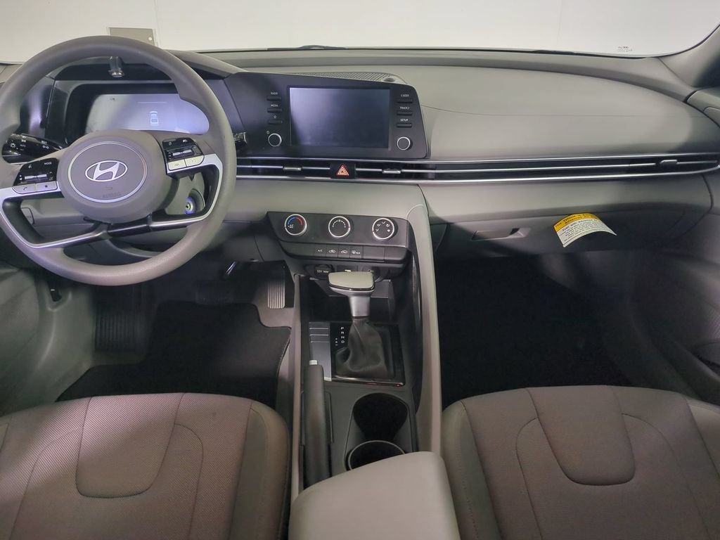 Used 2025 Hyundai Elantra SE FWD image 16