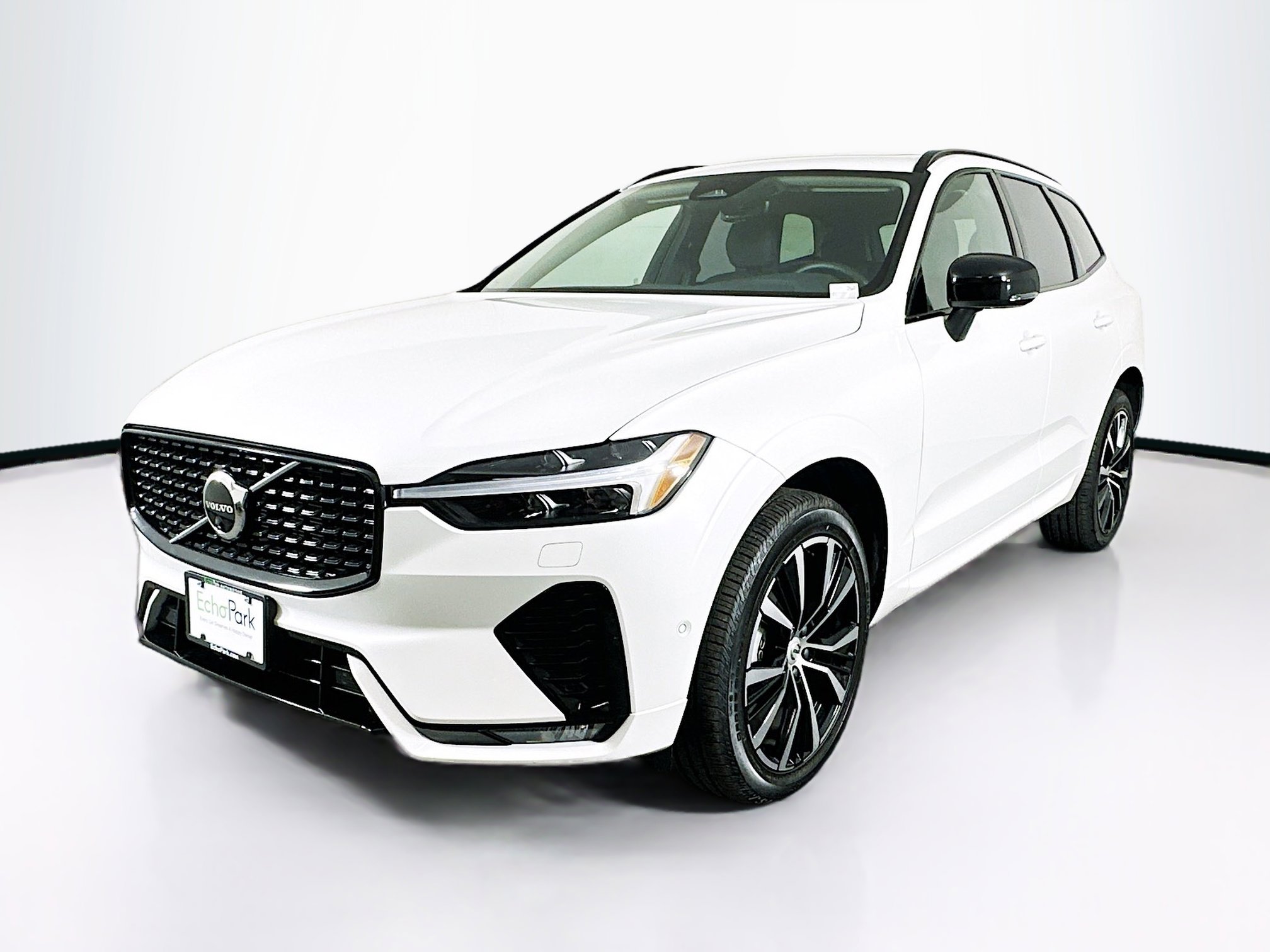 Used 2025 Volvo XC60 B5 Plus image 3