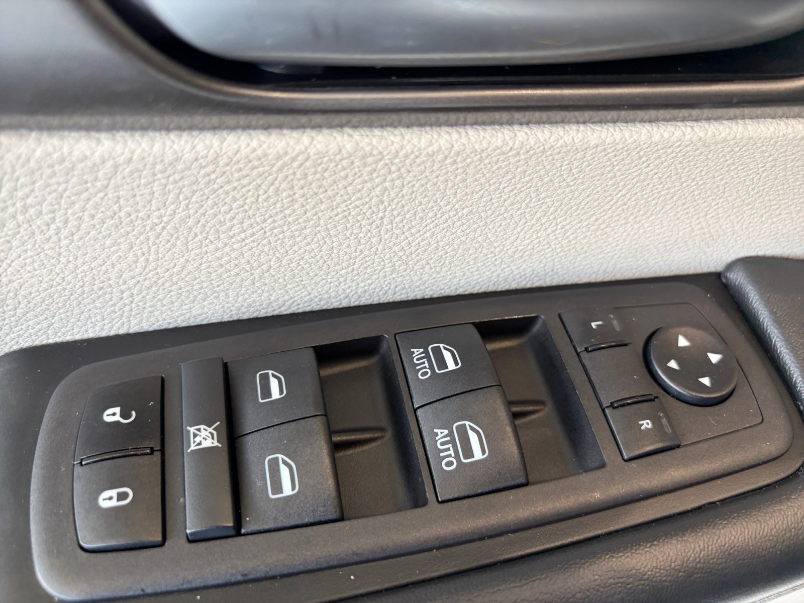 Used 2024 Chrysler Pacifica Limited FWD image 12