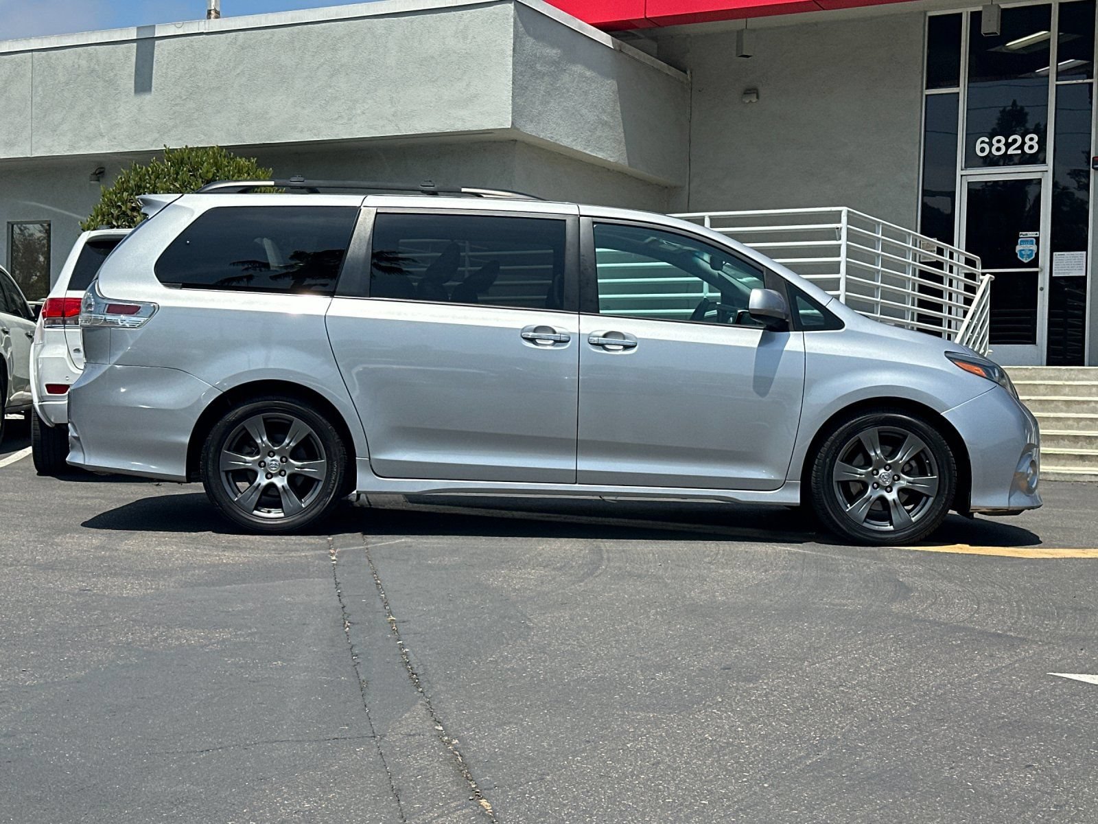 Used 2017 Toyota Sienna SE Premium FWD image 6