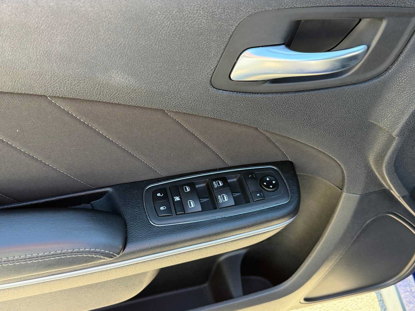 Used 2019 Dodge Charger SXT RWD image 14