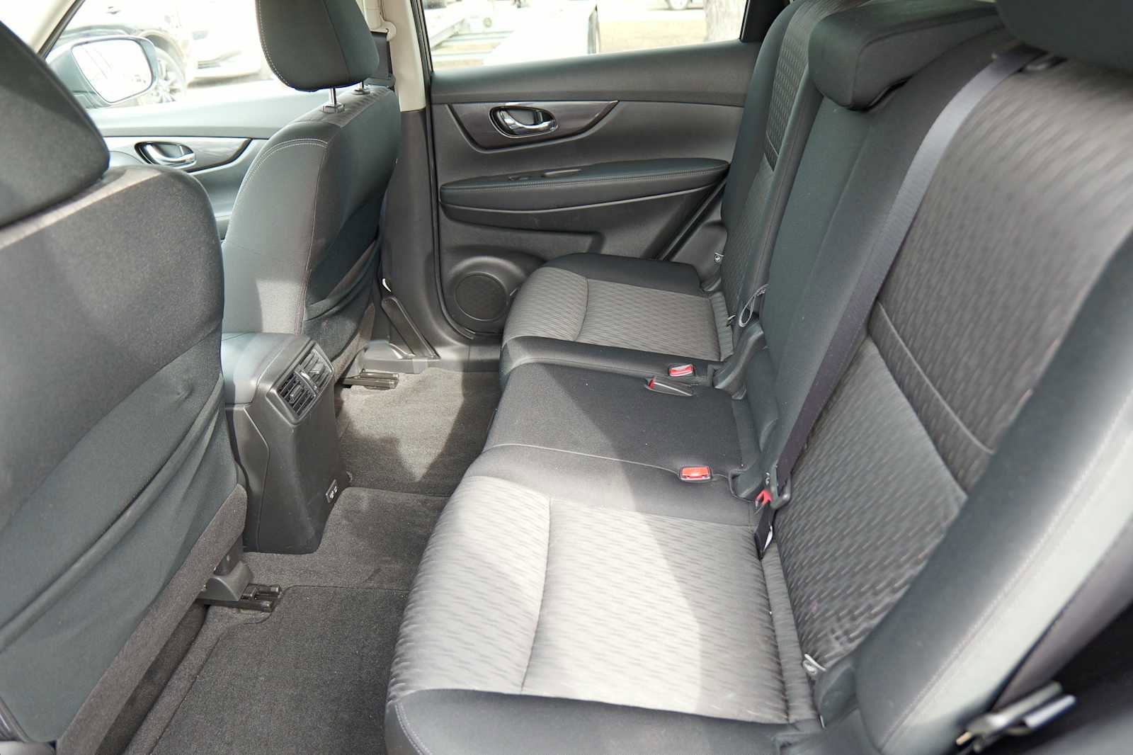 Used 2020 Nissan Rogue SV image 23