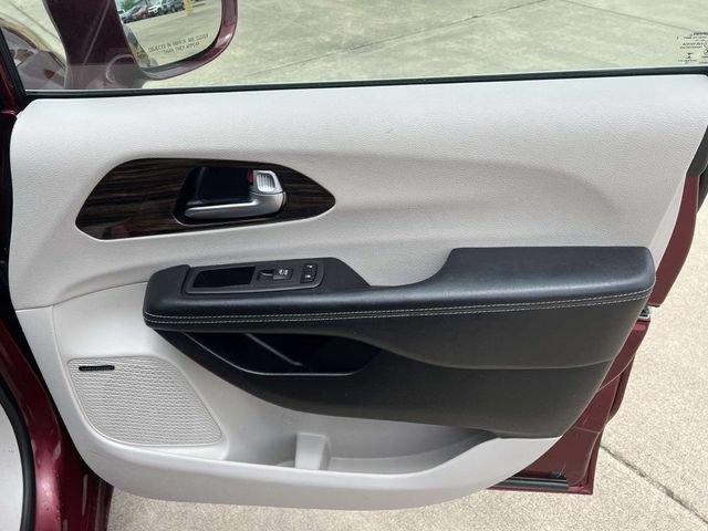 Used 2022 Chrysler Pacifica Limited FWD image 17
