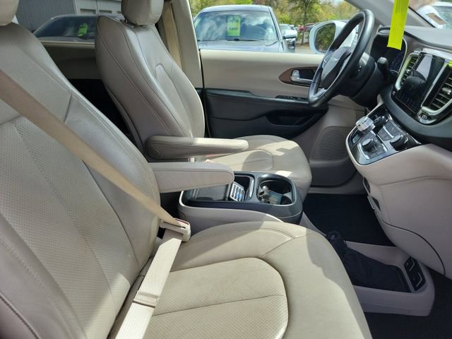 Used 2018 Chrysler Pacifica Touring-L image 32
