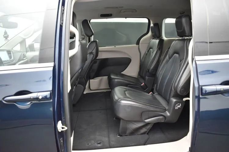 Used 2023 Chrysler Pacifica Touring-L FWD image 15