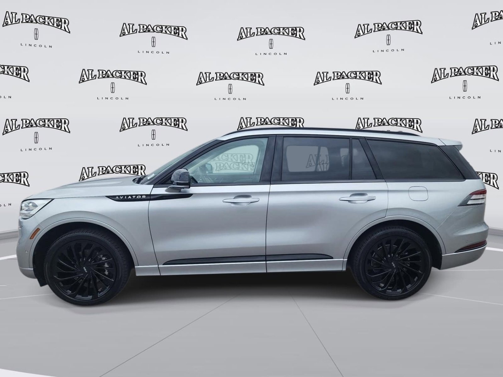 Used 2023 Lincoln Aviator Reserve w/ Equipment Group 201A AWD/4WD image 2