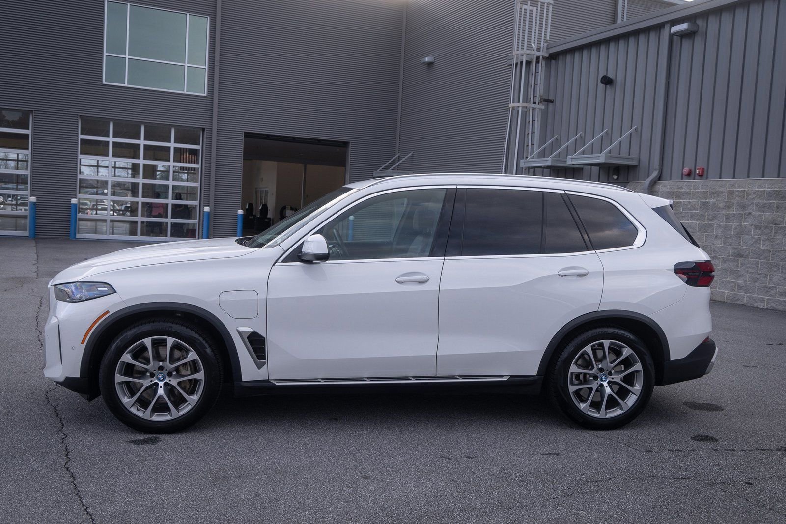 Used 2025 BMW X5 xDrive50e image 5