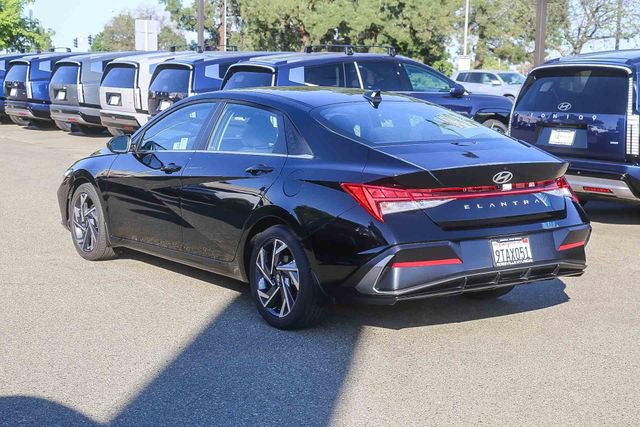 Certified 2025 Hyundai Elantra SEL image 2