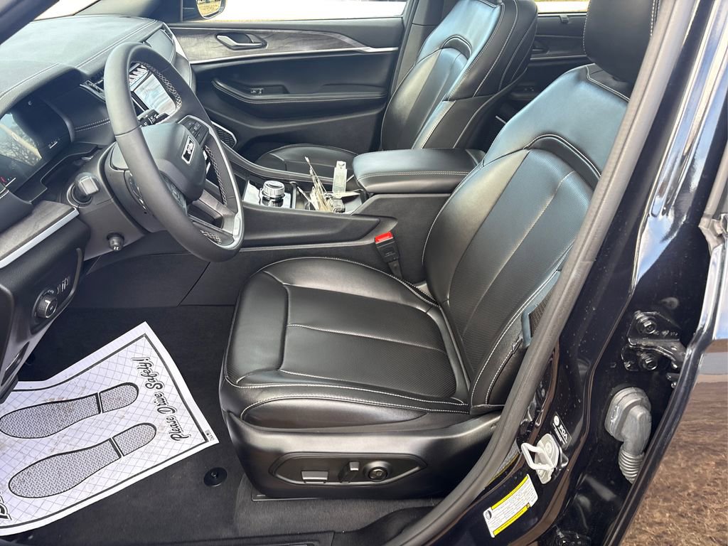 Used 2024 Jeep Grand Cherokee Limited w/ Luxury Tech Group II image 8