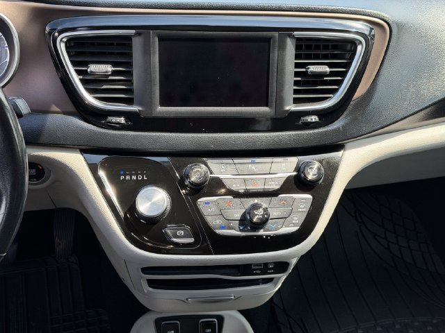 Used 2018 Chrysler Pacifica Touring-L w/ Tire & Wheel Group FWD image 15