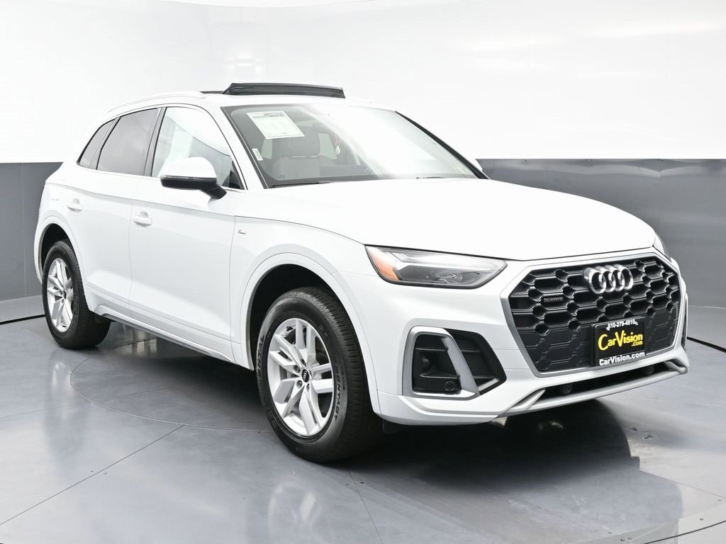 Used 2024 Audi Q5 2.0T Premium w/ Convenience Package image 3