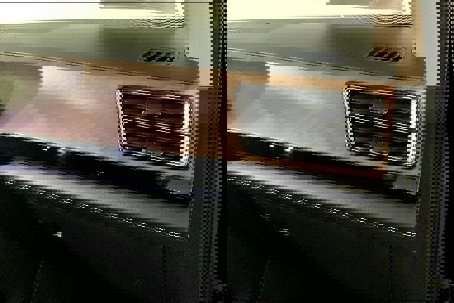 Used 2024 Volkswagen Atlas SE image 16