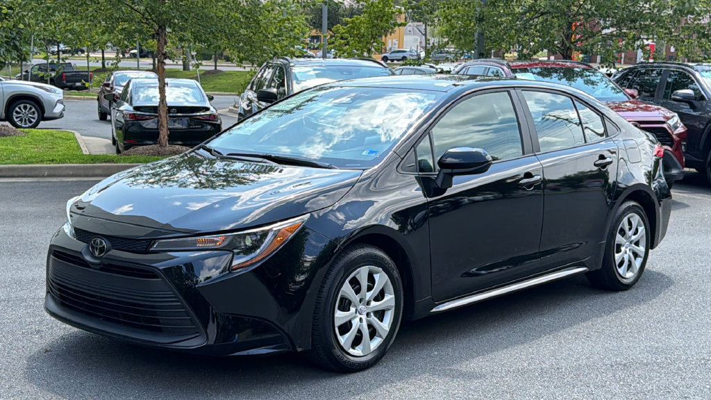 Used 2026 Toyota Corolla LE FWD image 2