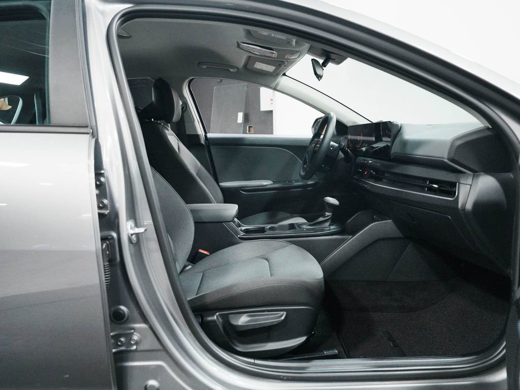 Used 2025 Kia K4 LXS image 32