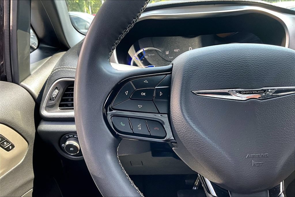 Used 2024 Chrysler Pacifica Premium FWD image 11