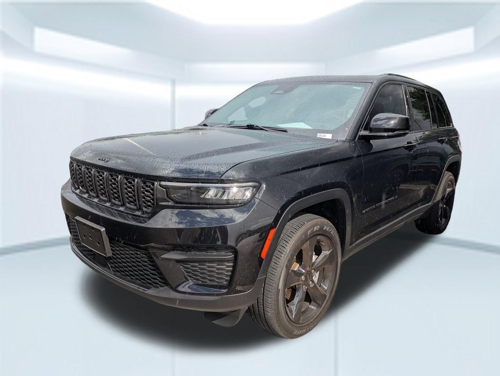 Used 2025 Jeep Grand Cherokee Altitude RWD image 1