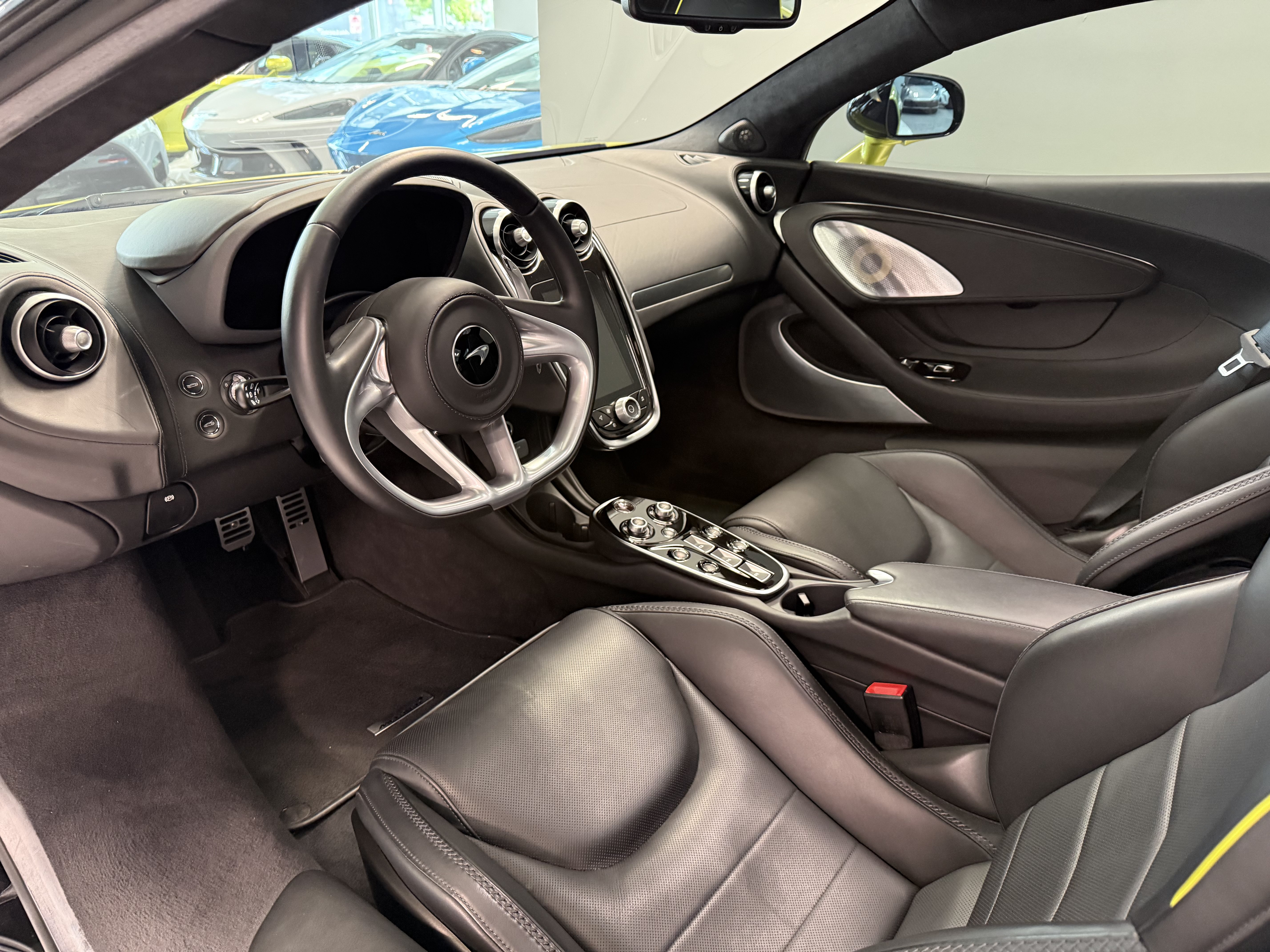 Used 2023 McLaren GT RWD image 2