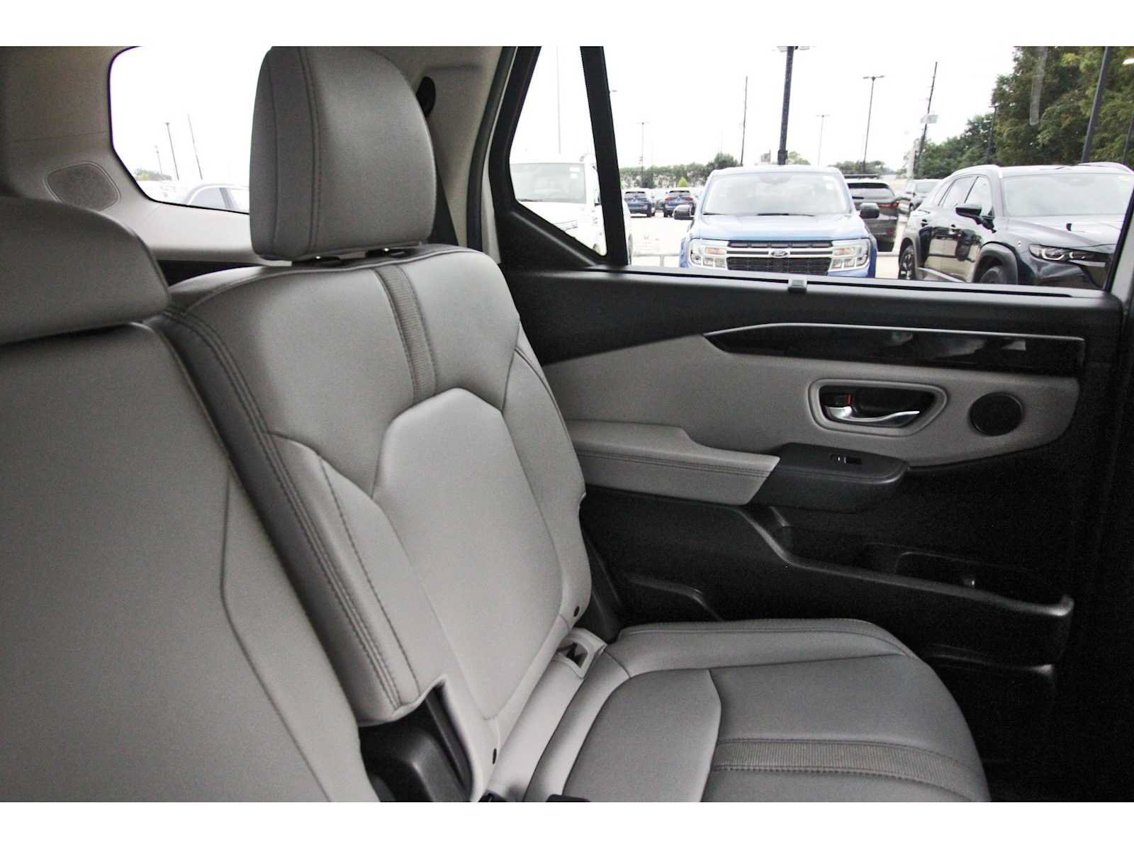 Used 2025 Honda Pilot Touring image 10