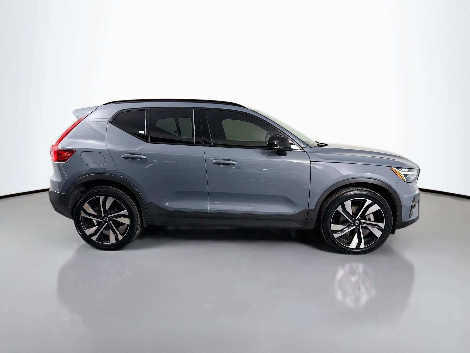 Certified 2023 Volvo XC40 B5 Plus w/ Climate Package AWD/4WD image 5