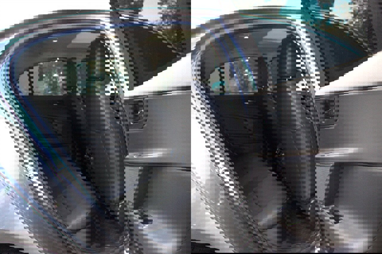 Used 2018 Jaguar XE Premium image 16