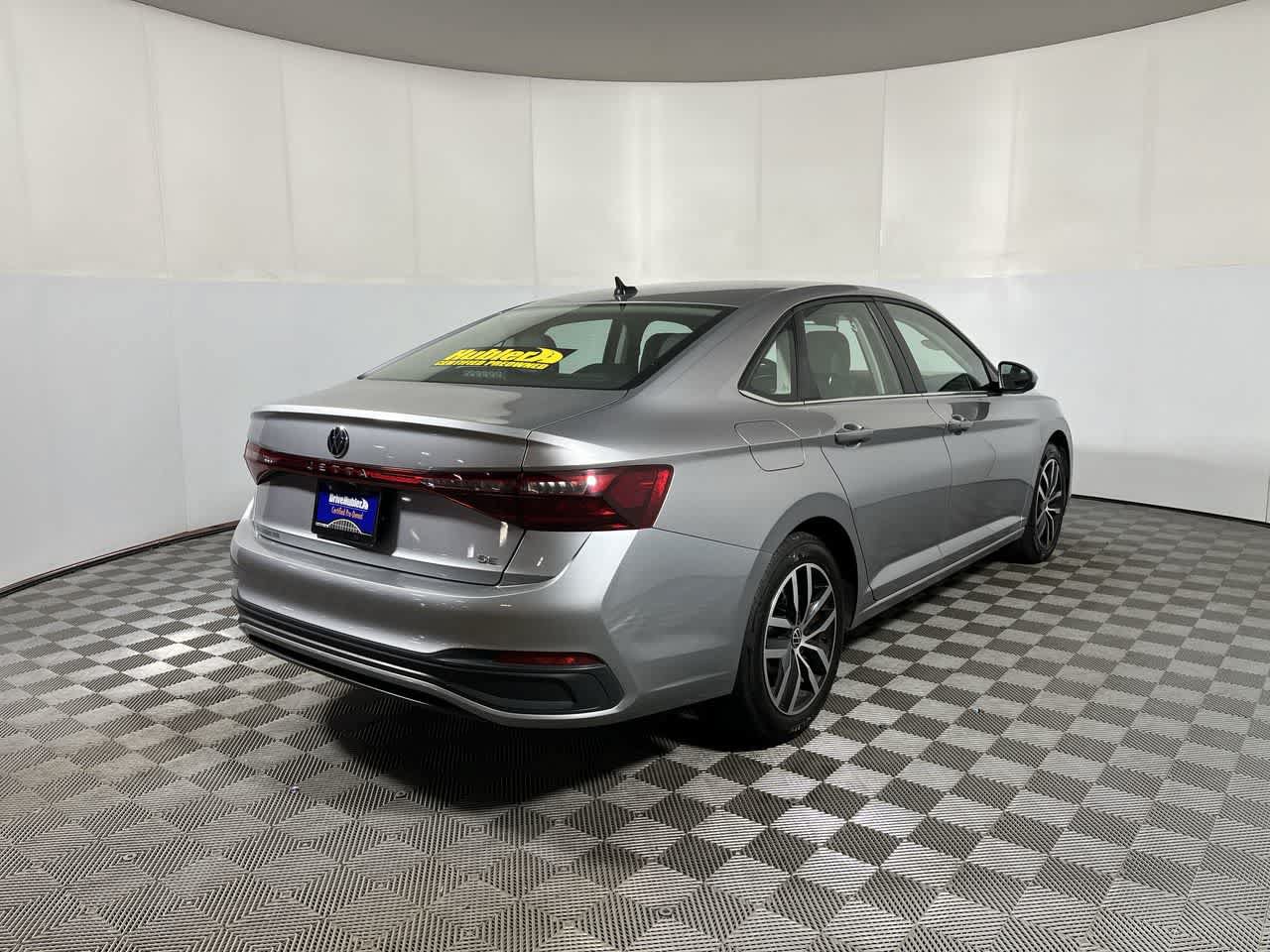 Used 2025 Volkswagen Jetta SE FWD image 8