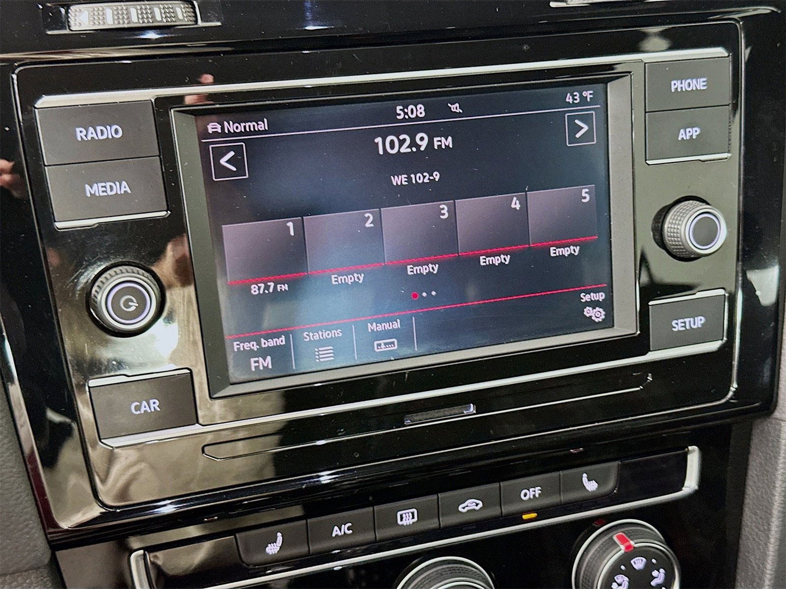 Used 2018 Volkswagen Golf 4-Door image 14