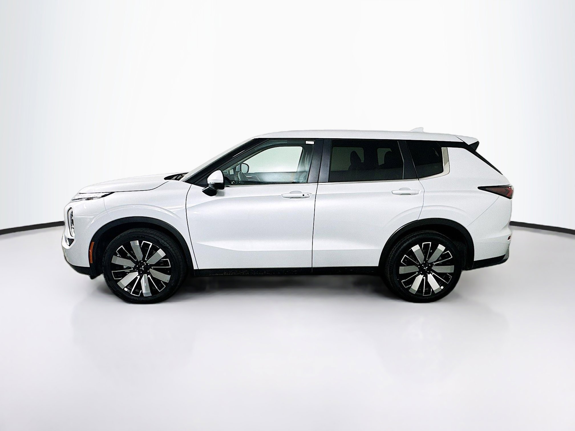 Used 2025 Mitsubishi Outlander SE FWD image 4