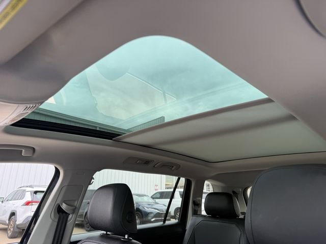 Used 2020 Volkswagen Tiguan SE w/ Panoramic Sunroof Package FWD image 23