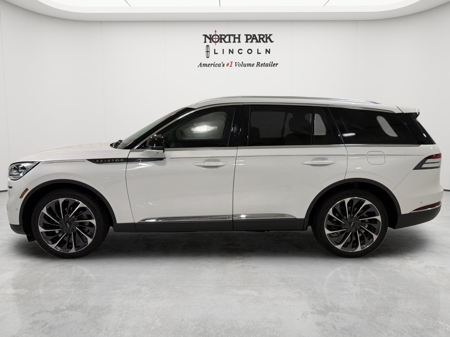 Used 2023 Lincoln Aviator Reserve w/ Equipment Group 201A AWD/4WD image 2