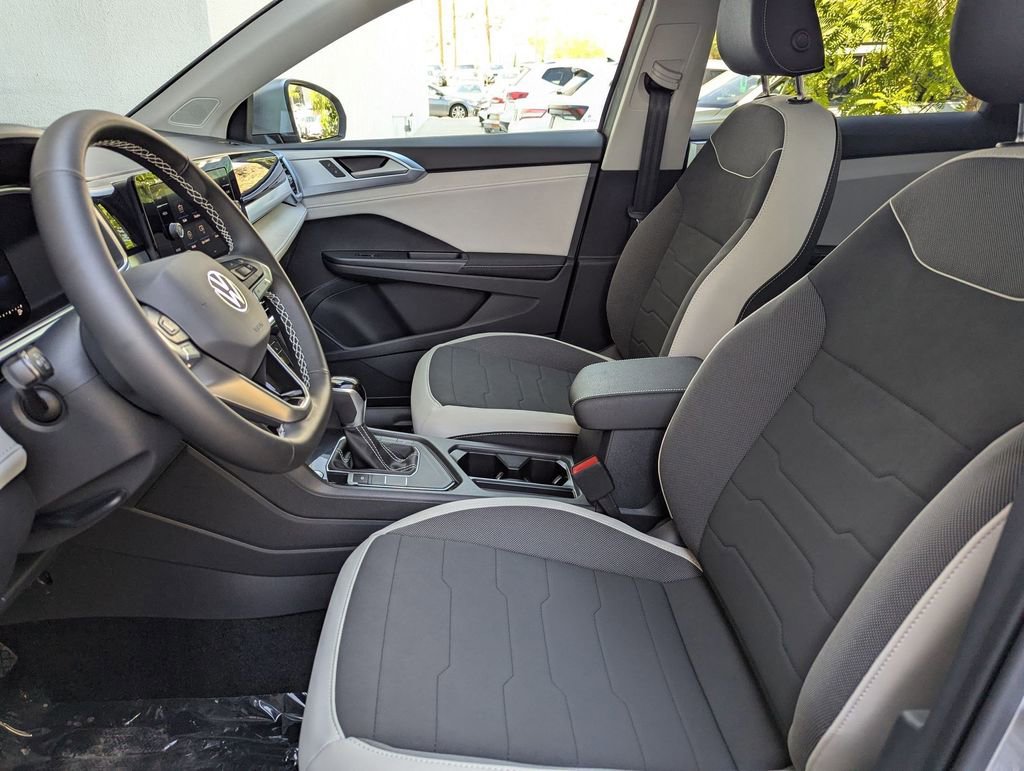 Certified 2025 Volkswagen Taos SE FWD image 14