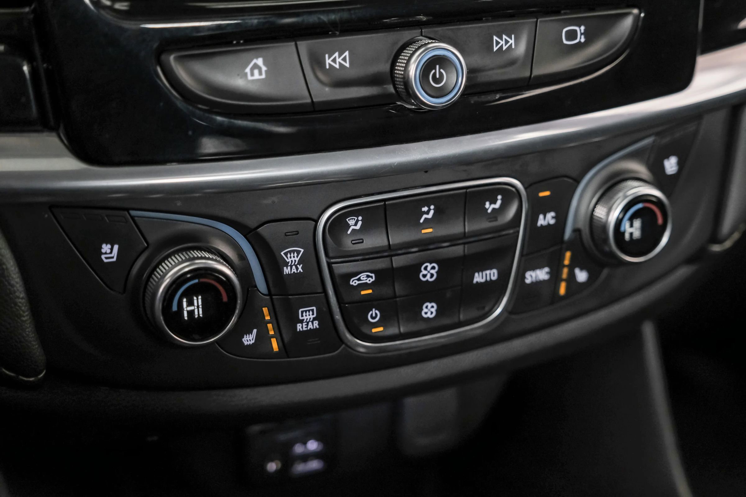 Used 2022 Chevrolet Traverse Premier w/ Redline Edition FWD image 30