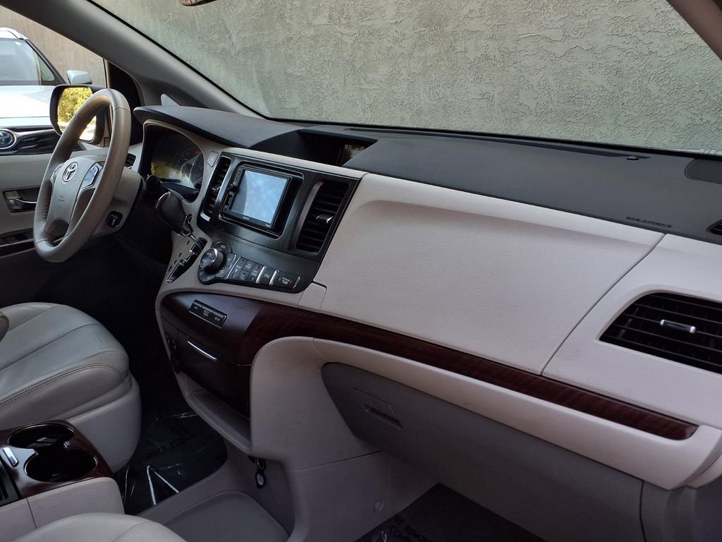 Used 2013 Toyota Sienna XLE FWD image 22