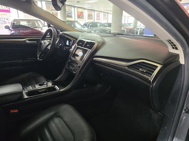 Used 2017 Ford Fusion SE w/ Fusion SE Technology Package FWD image 13