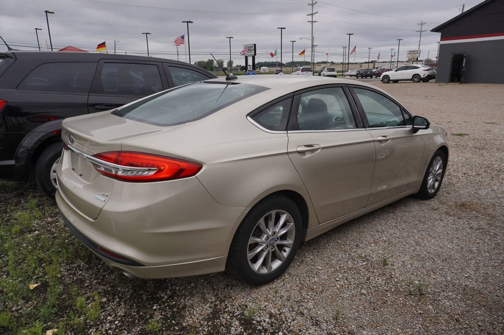 Used 2017 Ford Fusion SE FWD image 6