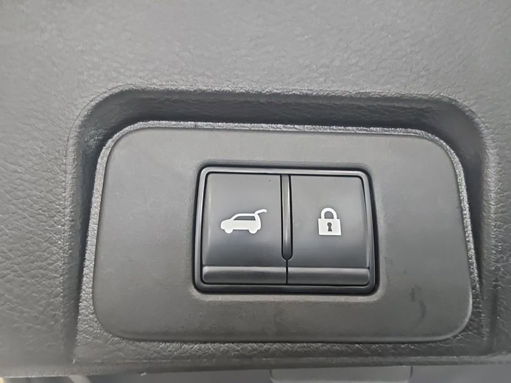 Used 2025 Nissan Rogue SV image 33