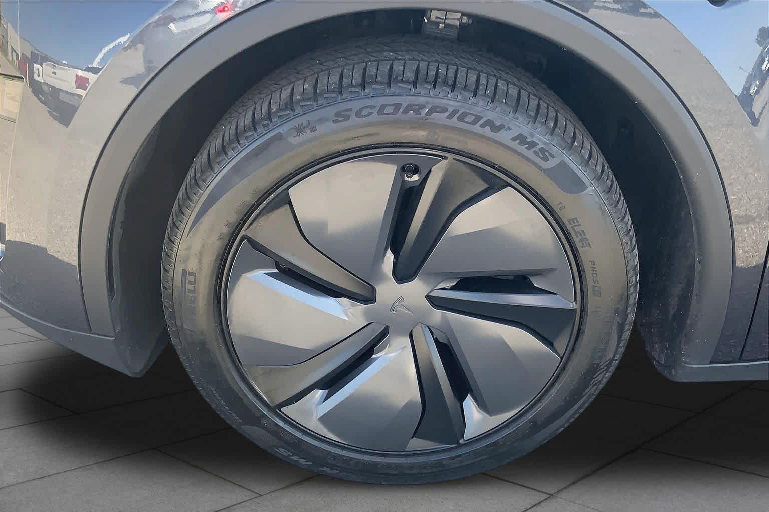 Used 2026 Tesla Model Y 2WD image 9