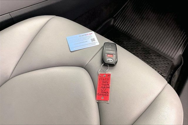 Used 2024 Toyota Highlander XLE FWD image 11