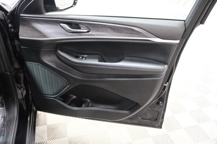Used 2023 Jeep Grand Cherokee Limited AWD/4WD image 22