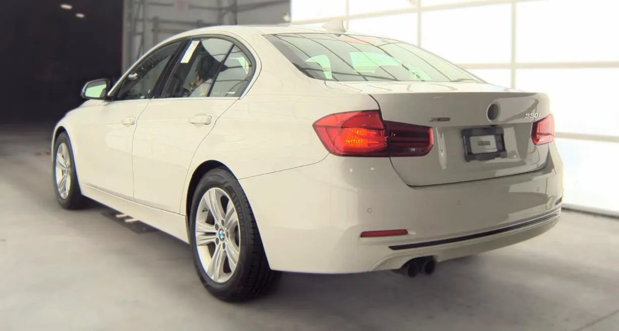 Used 2017 BMW 330i xDrive Sedan AWD/4WD image 4