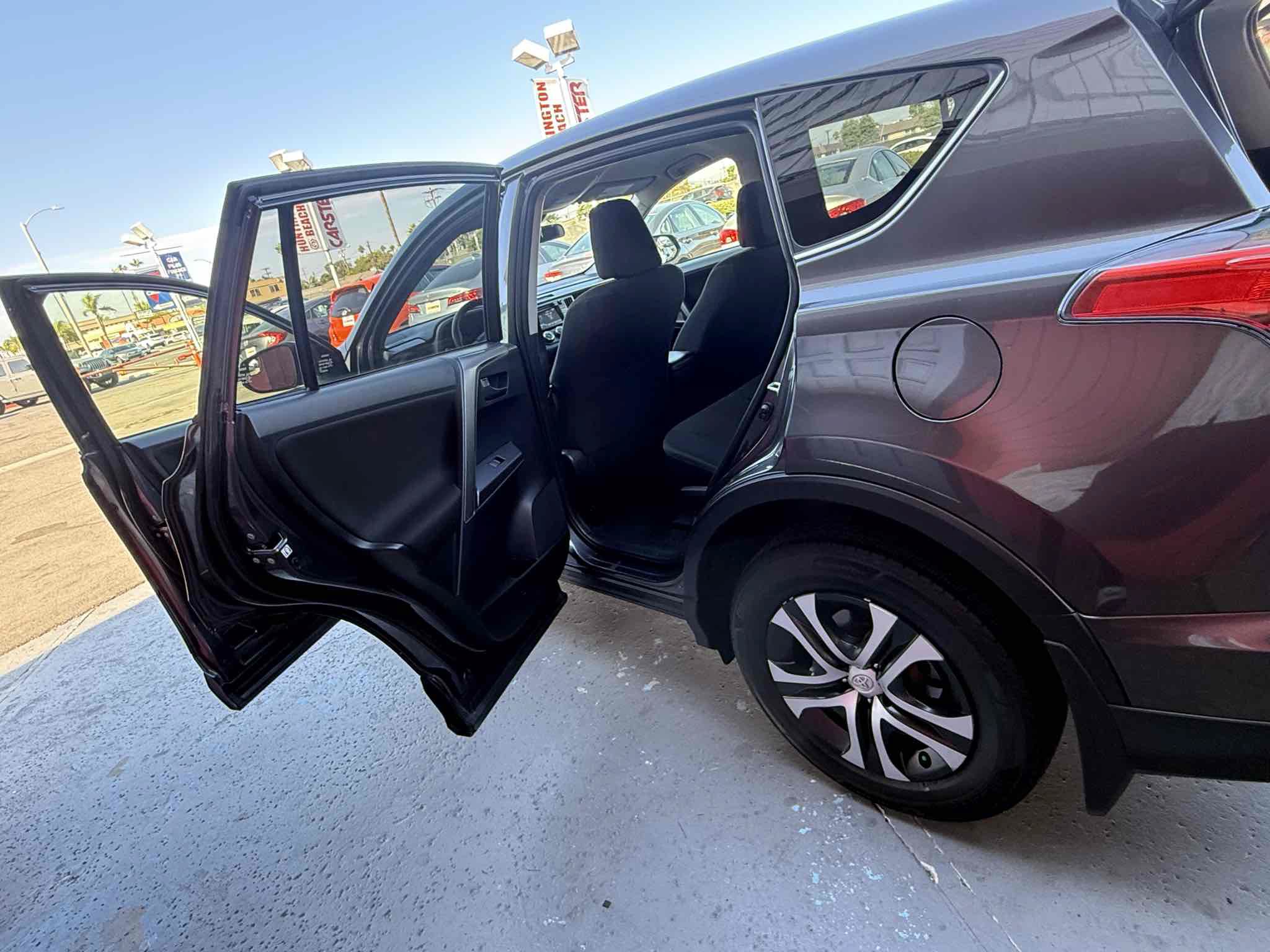 Used 2018 Toyota RAV4 LE w/ All Weather Liner Package FWD image 72