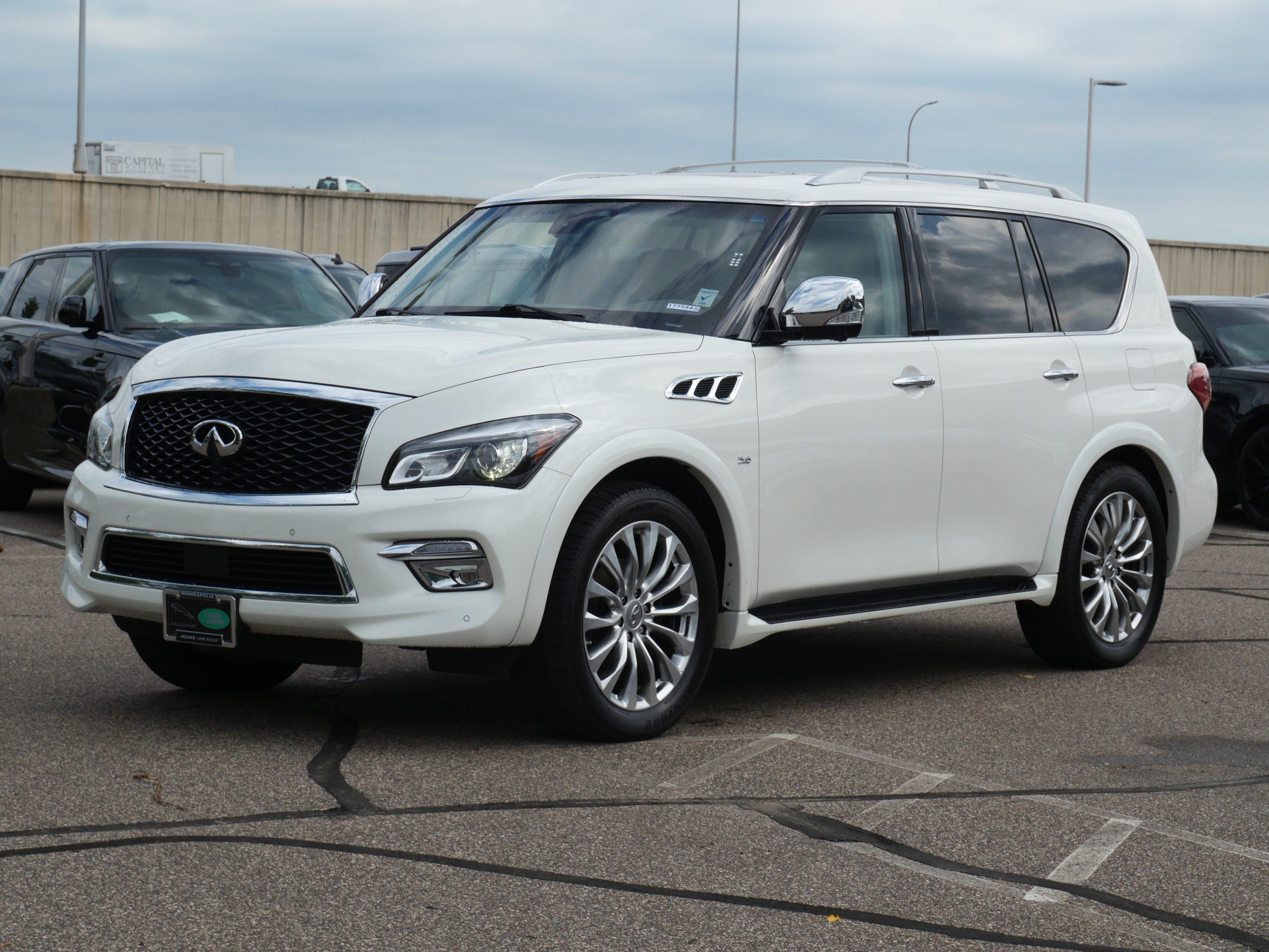 Used 2017 INFINITI QX80 4WD w/ Deluxe Technology Package
